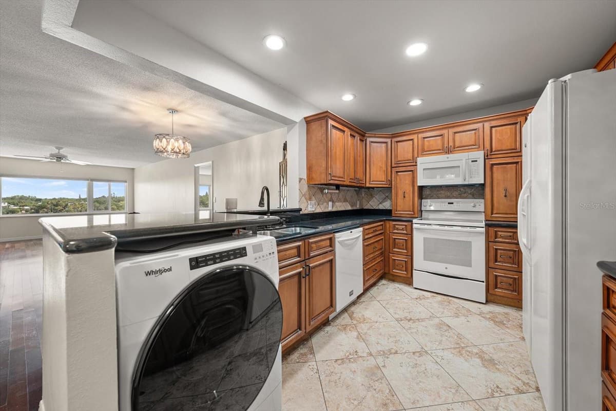 100 BLUFF VIEW DRIVE — photo 8 of 40