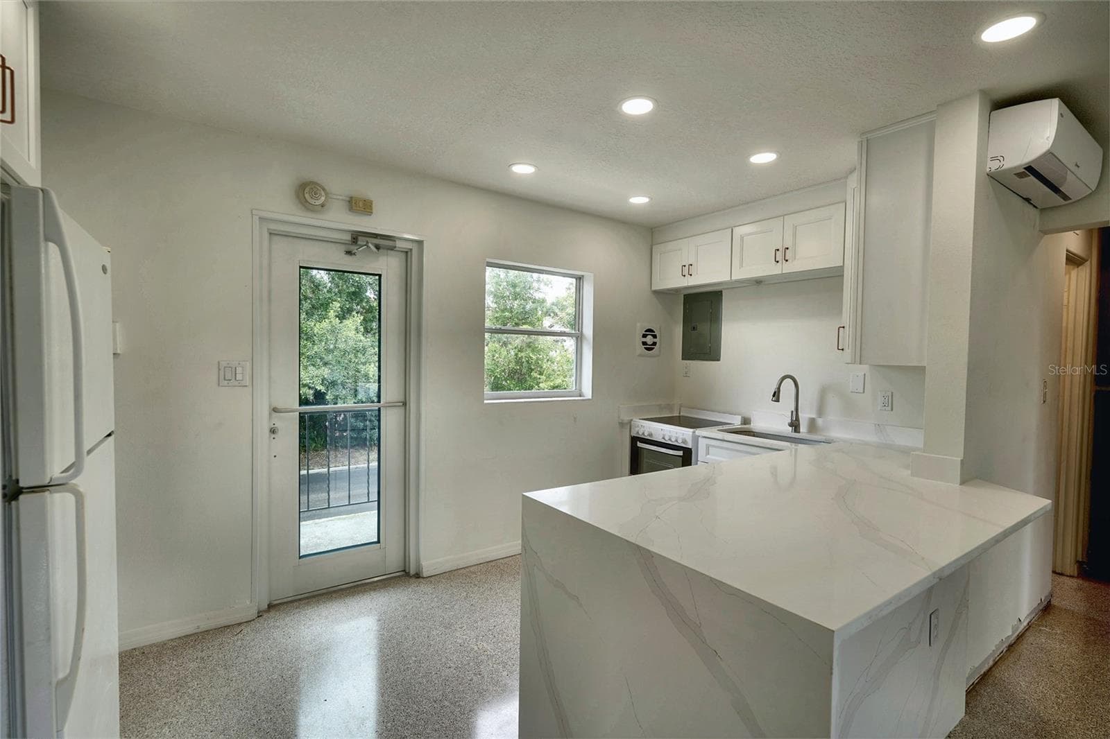 151 ORLANDO AVENUE — photo 10 of 31