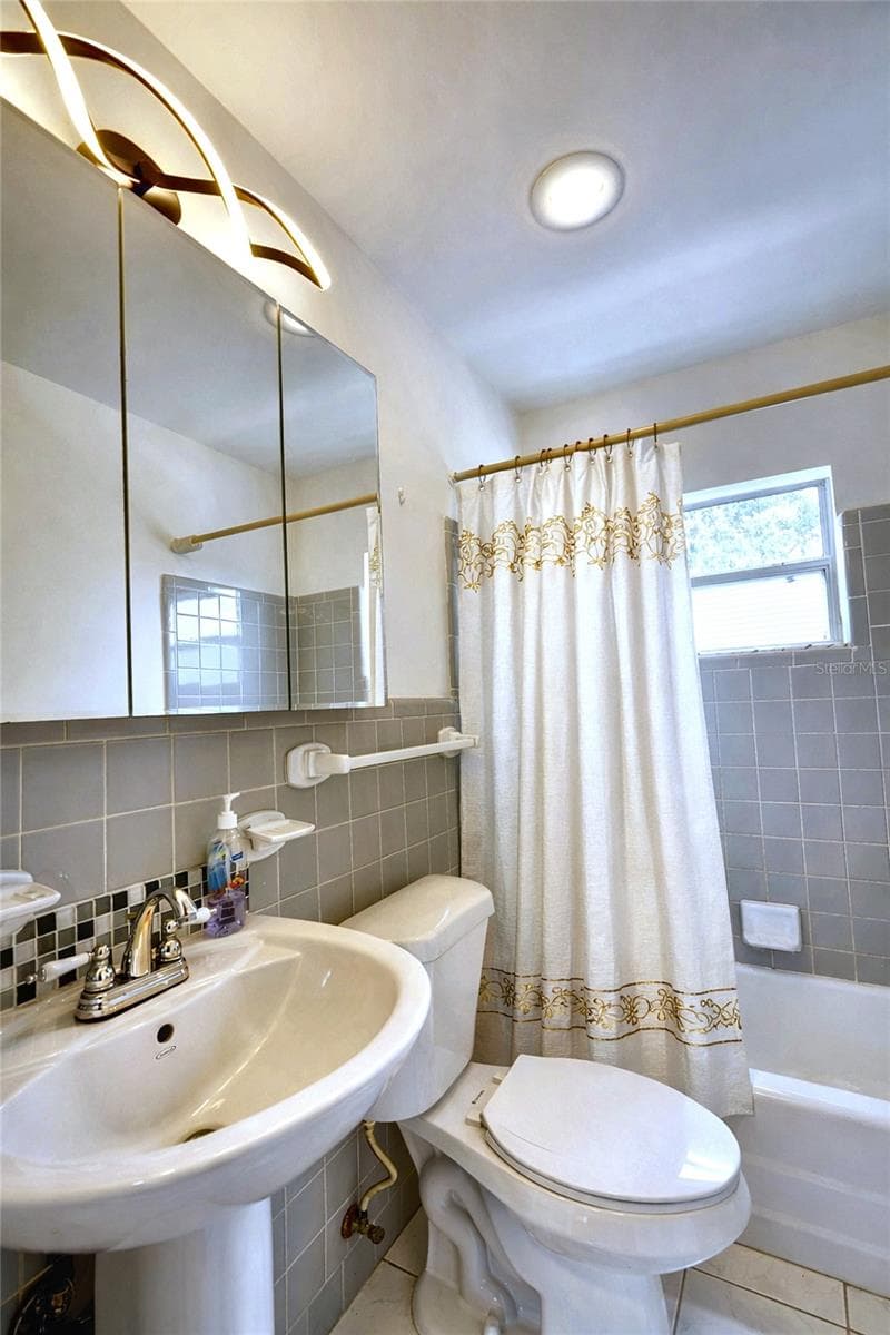 151 ORLANDO AVENUE — photo 14 of 31