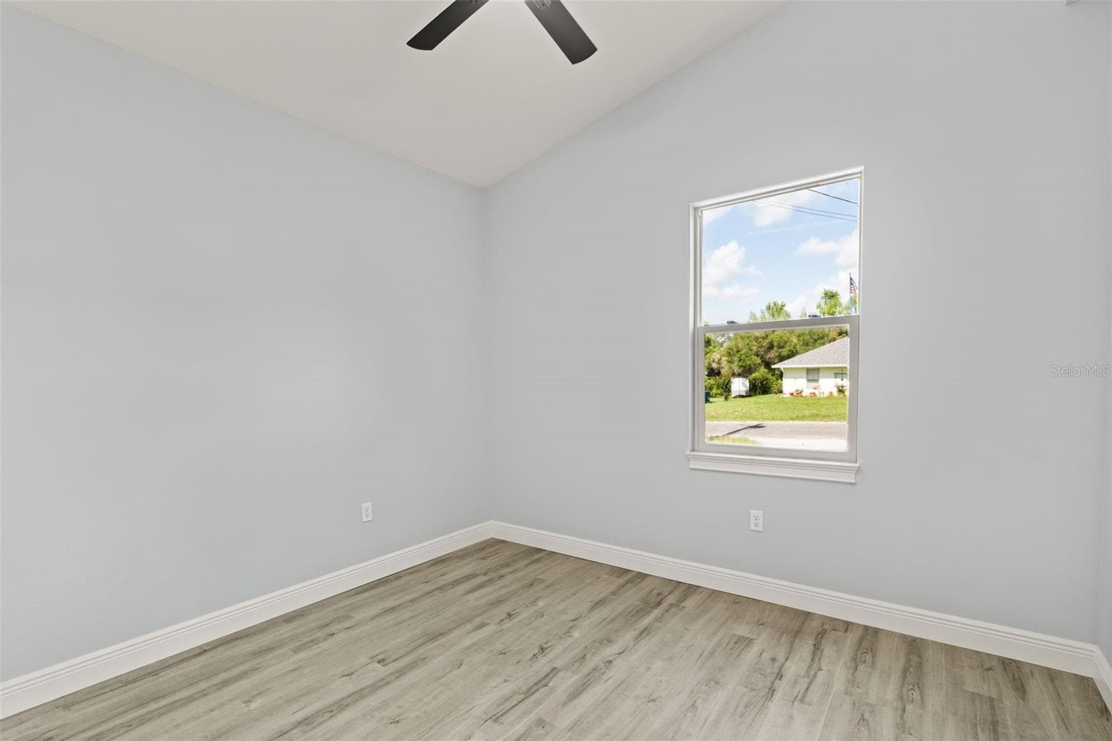 149 HICKORY AVENUE — photo 11 of 26
