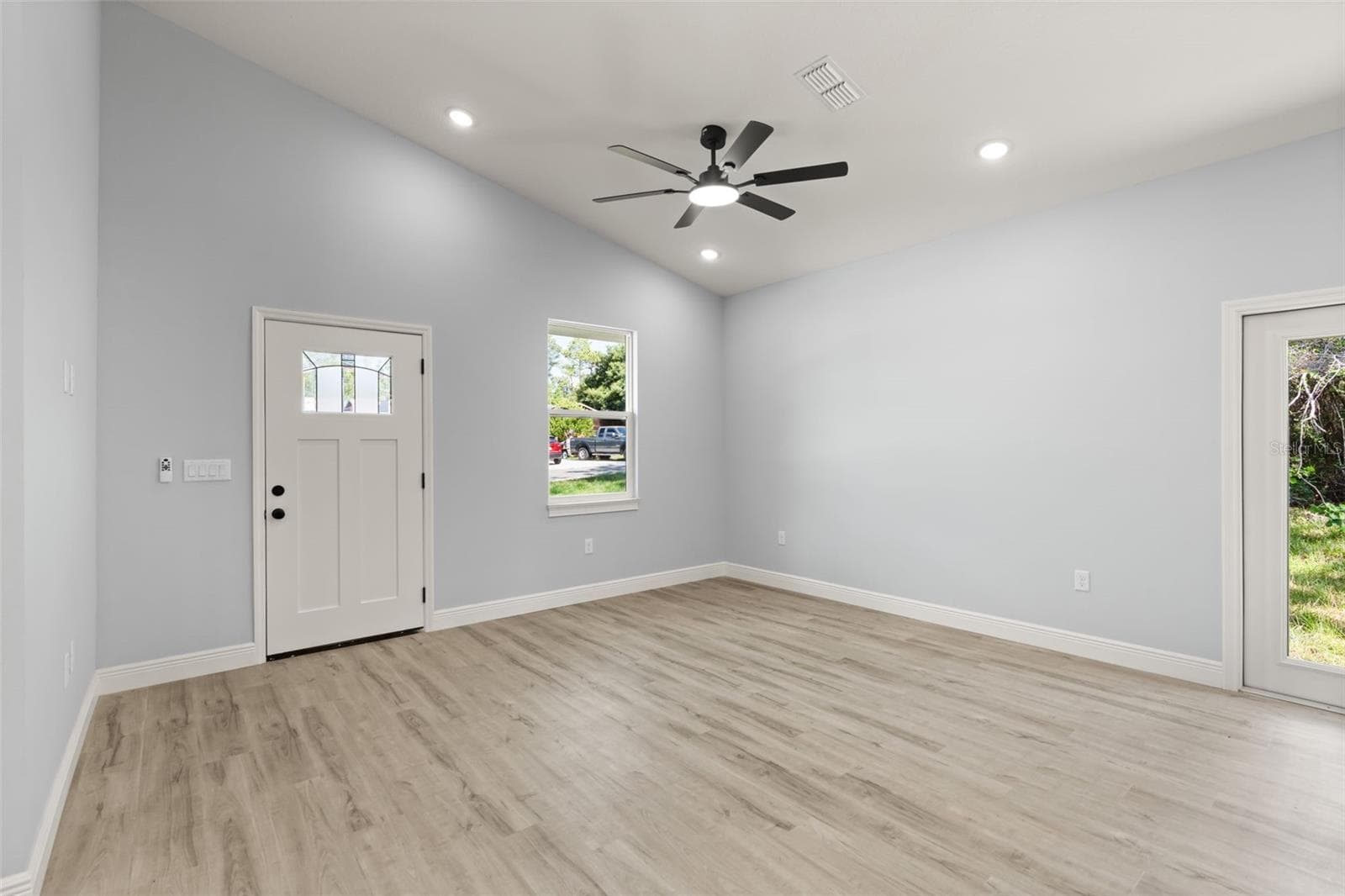 149 HICKORY AVENUE — photo 4 of 26