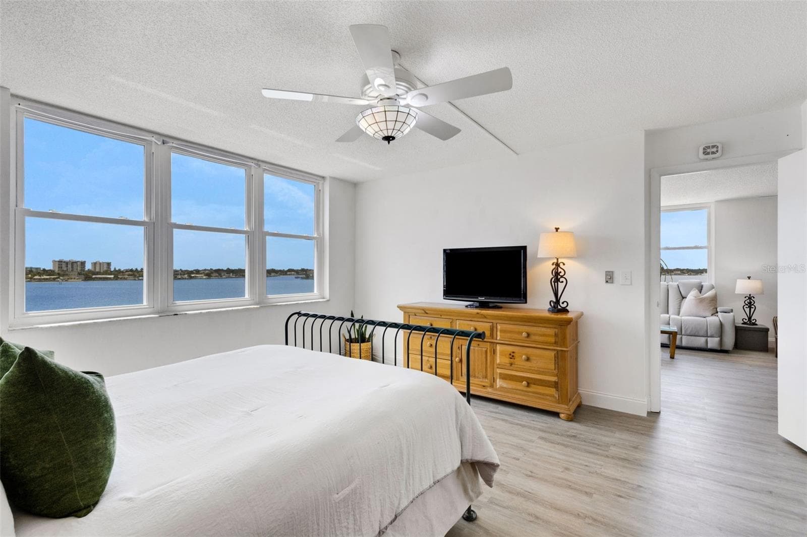 7665 SUN ISLAND DRIVE — photo 17 of 43