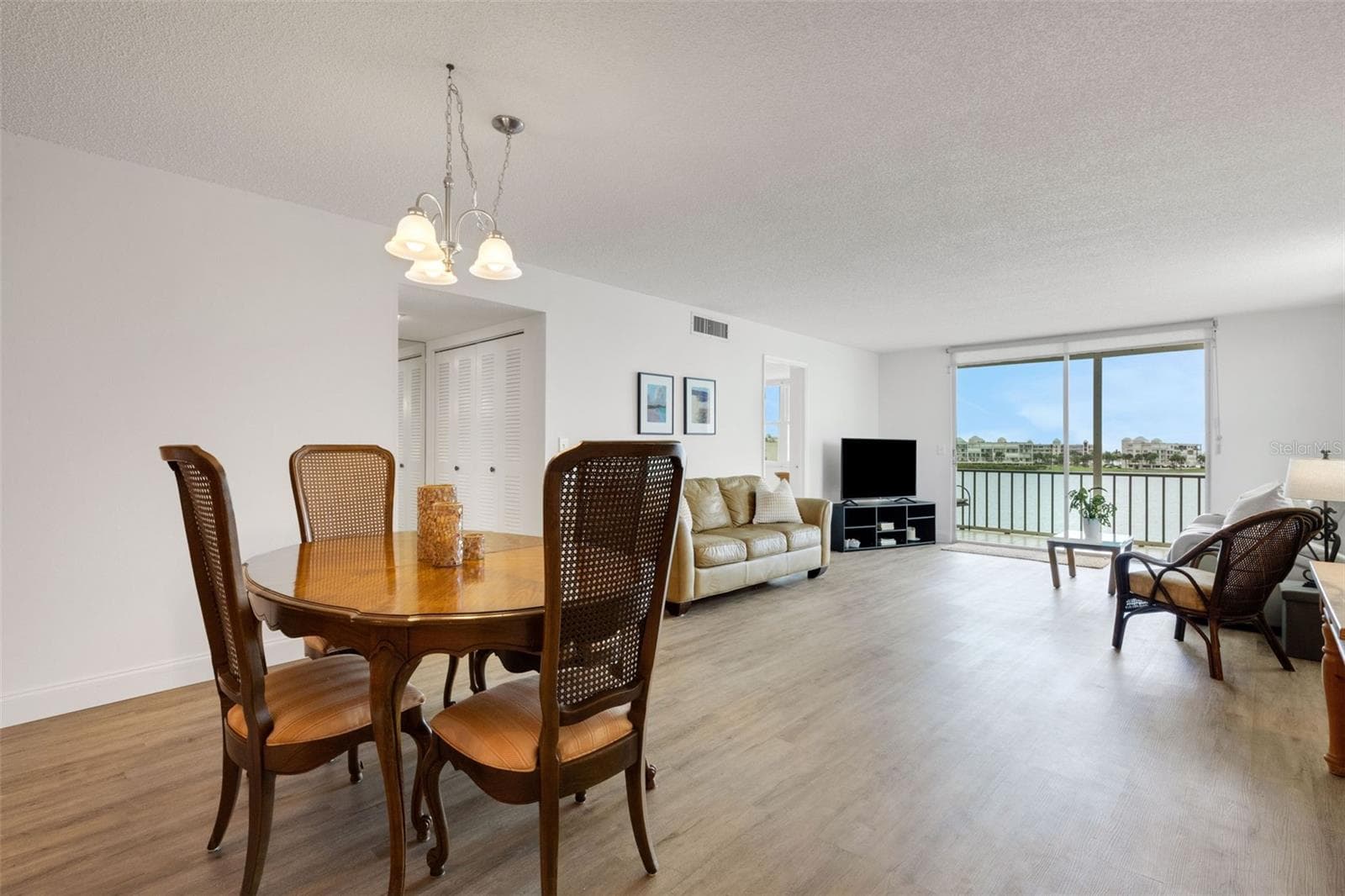 7665 SUN ISLAND DRIVE — photo 4 of 43