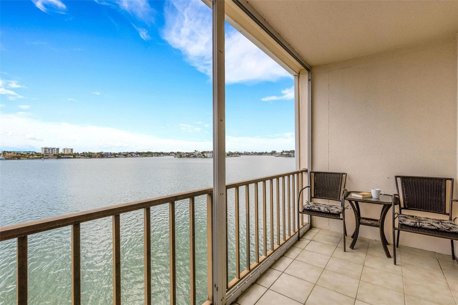 7665 SUN ISLAND DRIVE — photo 12 of 43