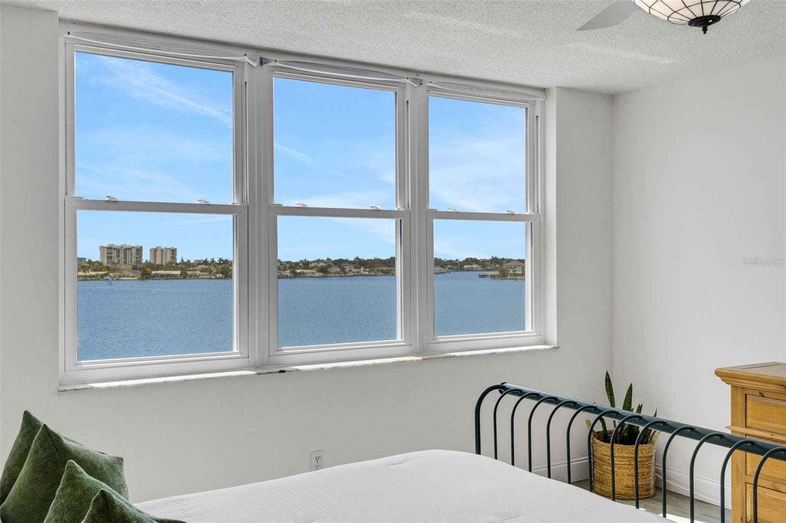 7665 SUN ISLAND DRIVE — photo 18 of 43