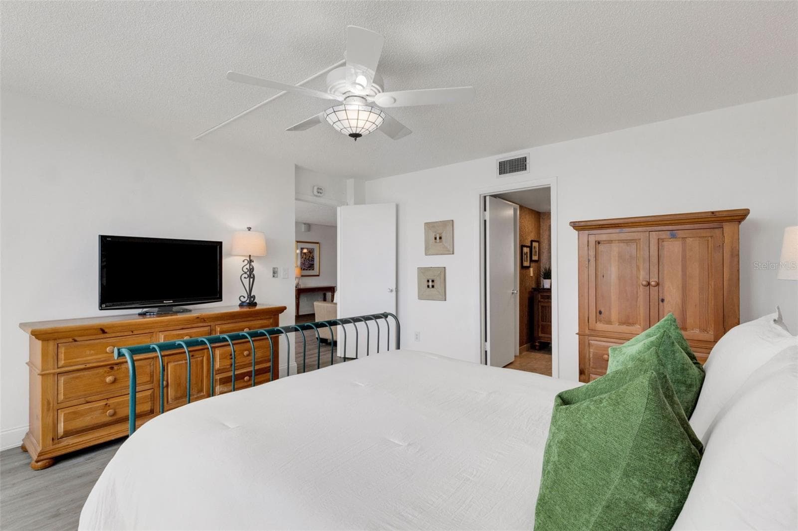 7665 SUN ISLAND DRIVE — photo 20 of 43