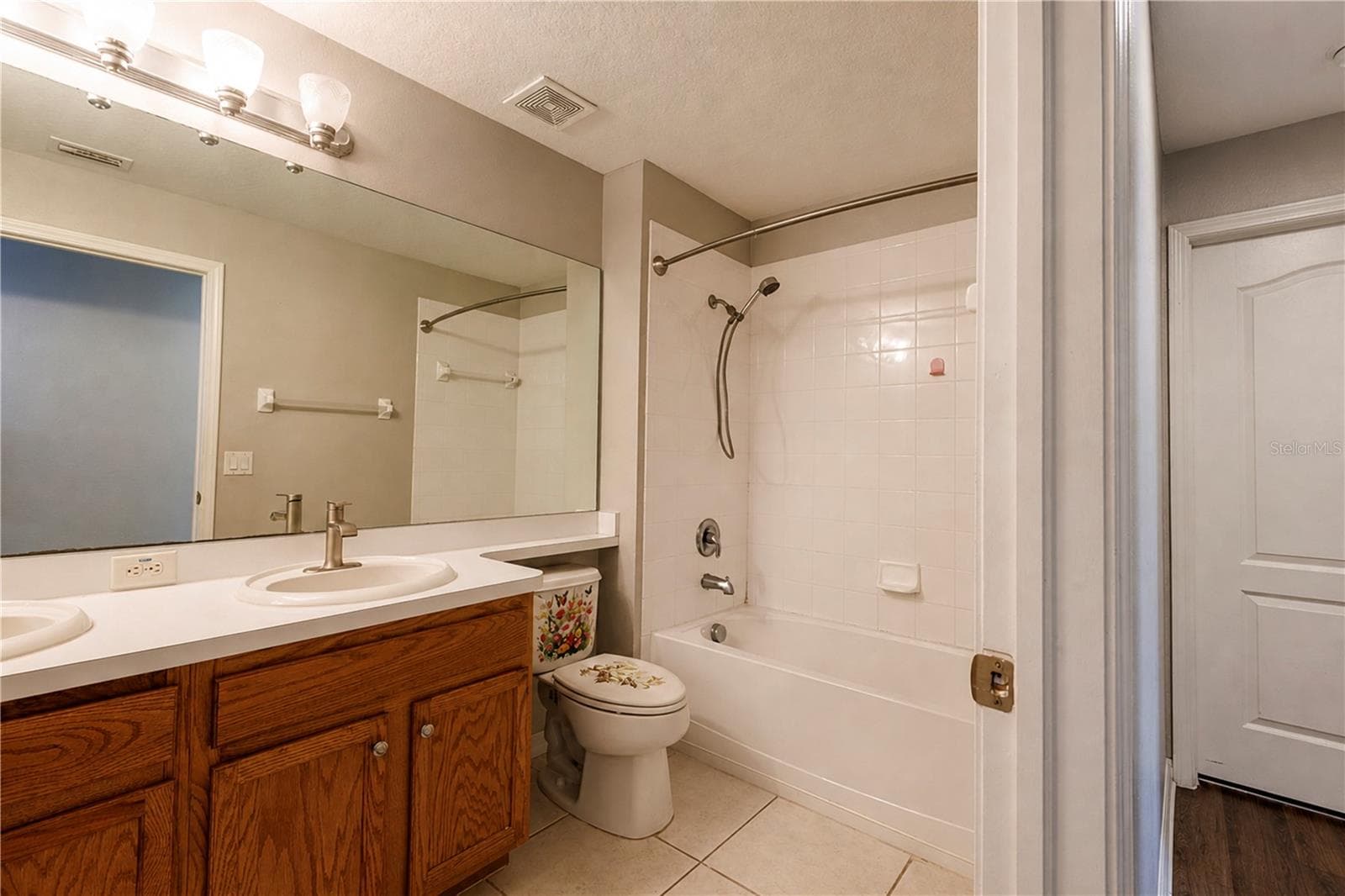 210 SMOKEY HILL AVENUE — photo 17 of 23
