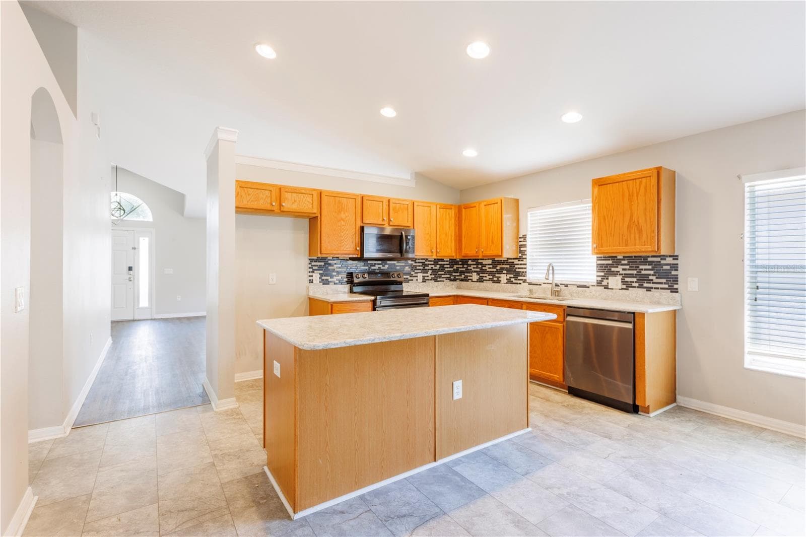 210 SMOKEY HILL AVENUE — photo 9 of 23
