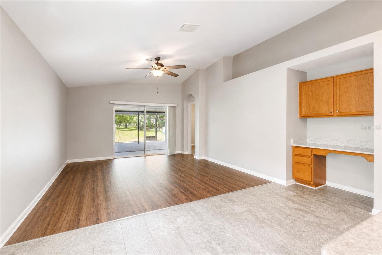 210 SMOKEY HILL AVENUE — photo 7 of 23