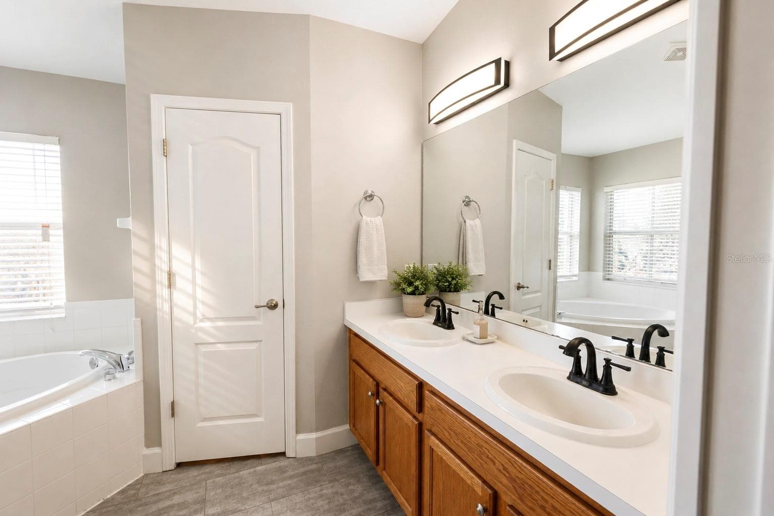 210 SMOKEY HILL AVENUE — photo 13 of 23