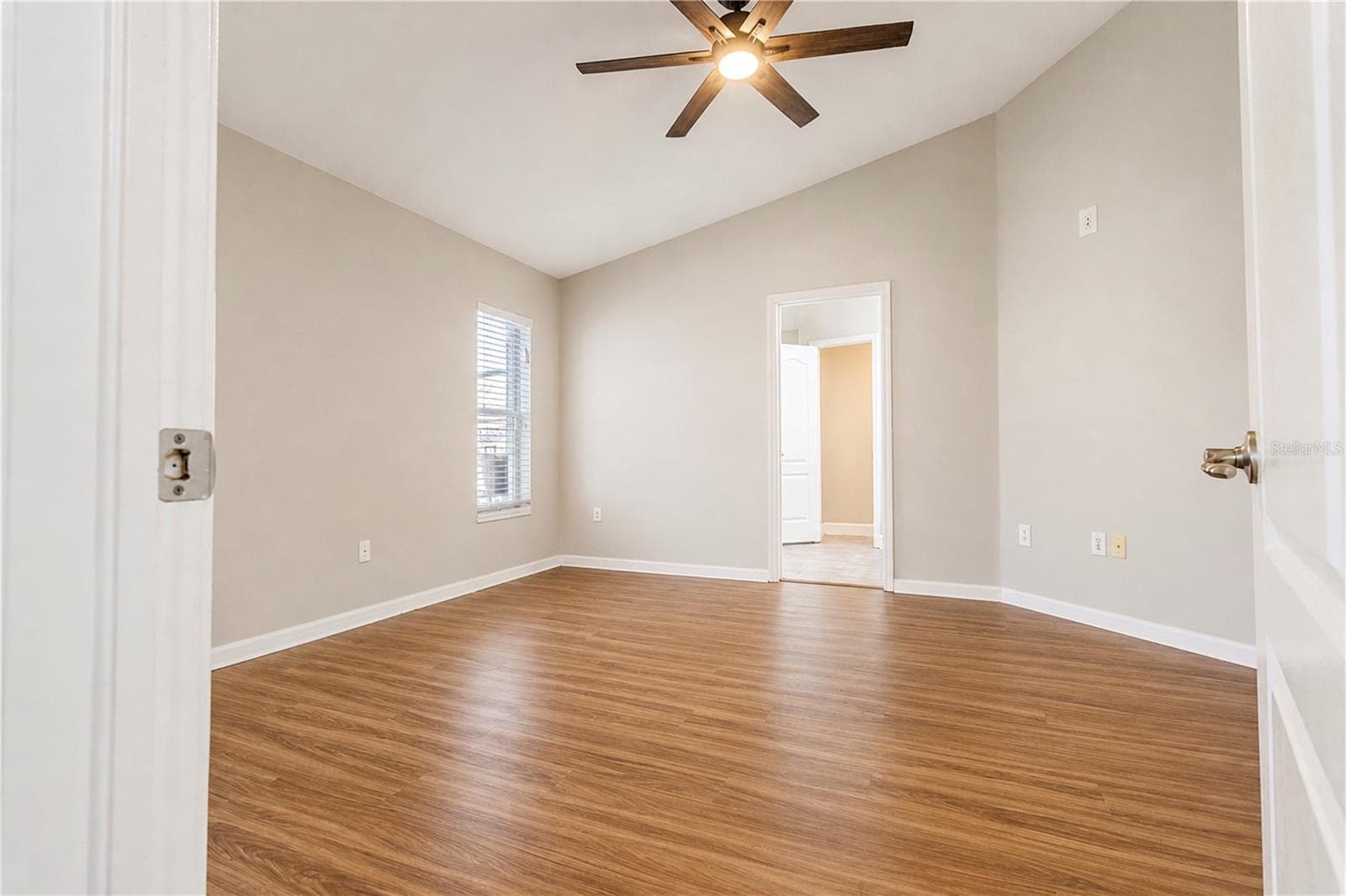 210 SMOKEY HILL AVENUE — photo 10 of 23