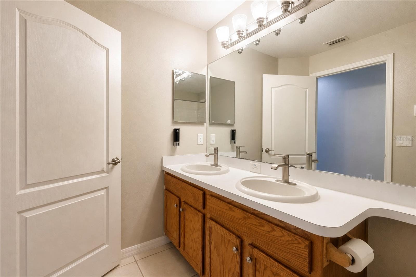 210 SMOKEY HILL AVENUE — photo 18 of 23