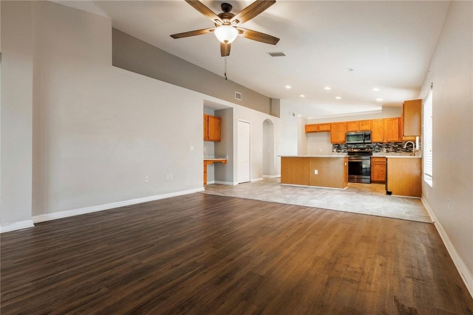 210 SMOKEY HILL AVENUE — photo 6 of 23