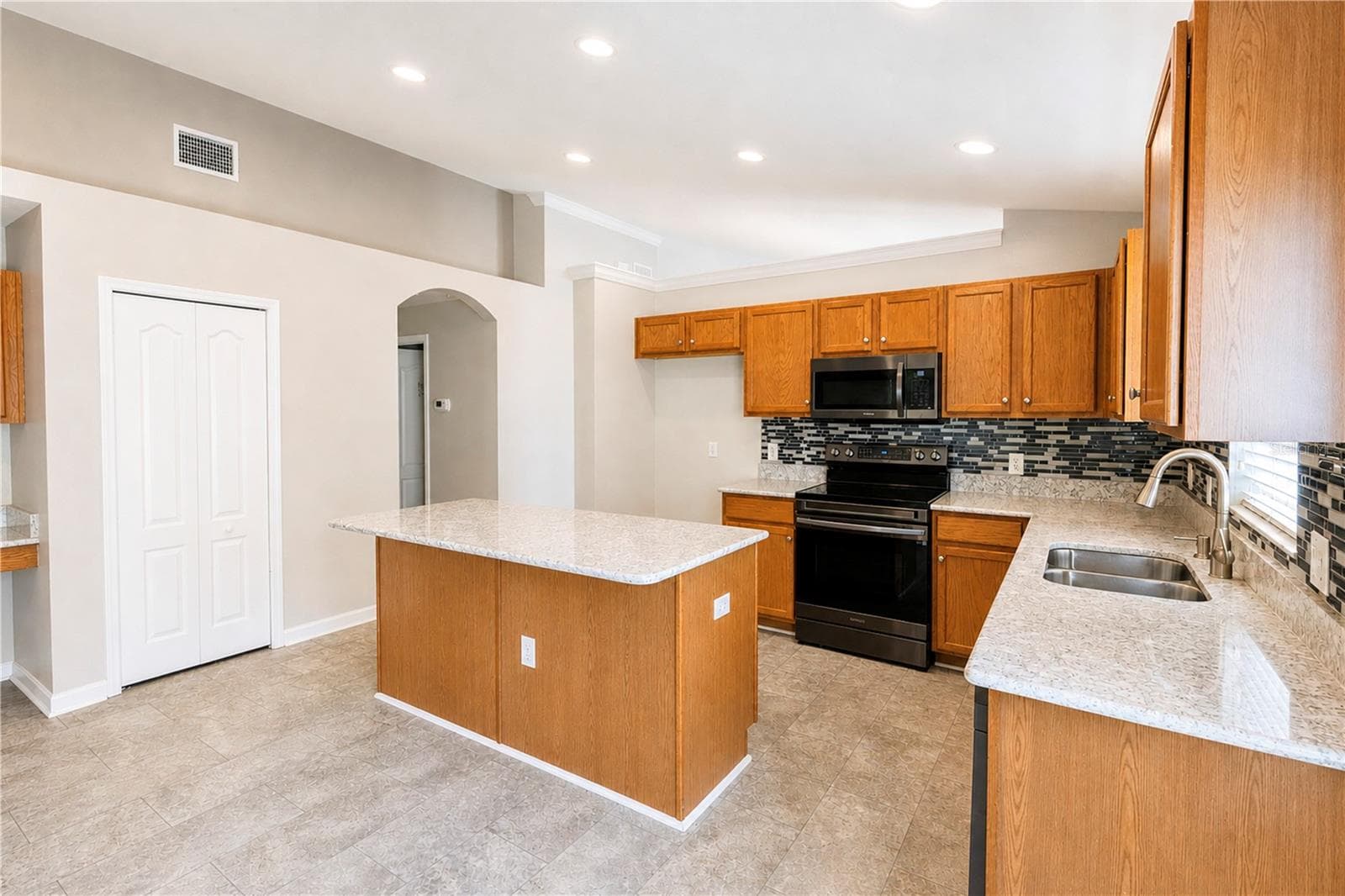 210 SMOKEY HILL AVENUE — photo 8 of 23
