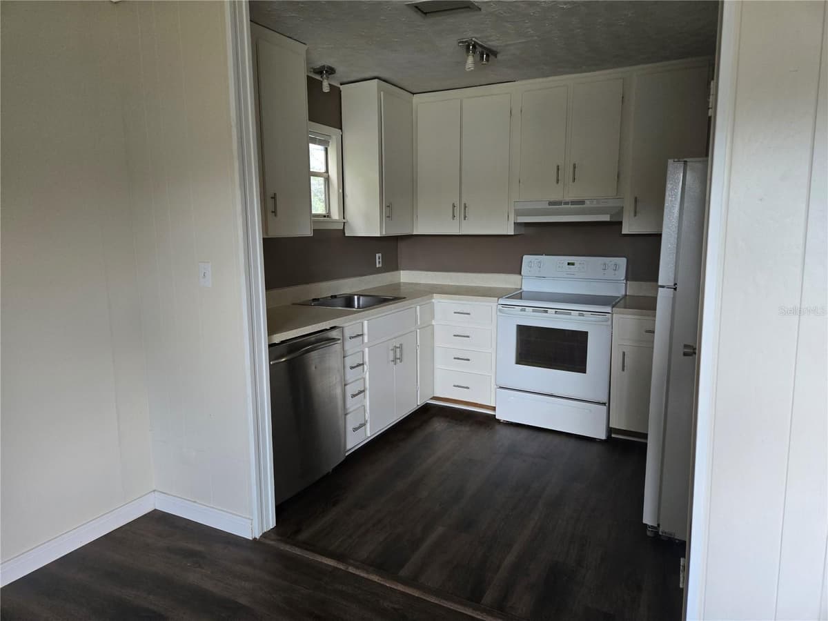 665 HERON STREET — photo 12 of 17