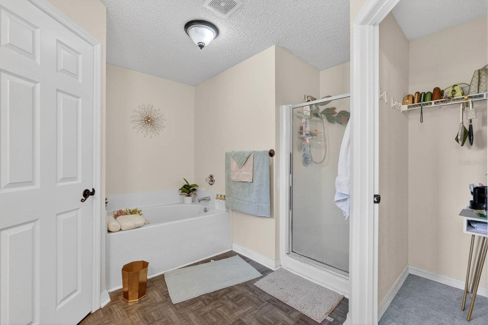 16 REGENCY DRIVE — photo 14 of 27