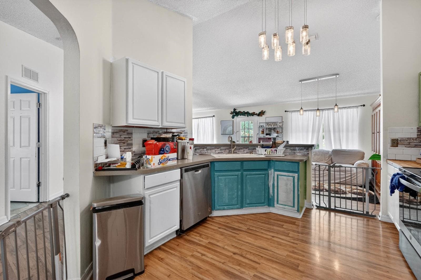16 REGENCY DRIVE — photo 8 of 27