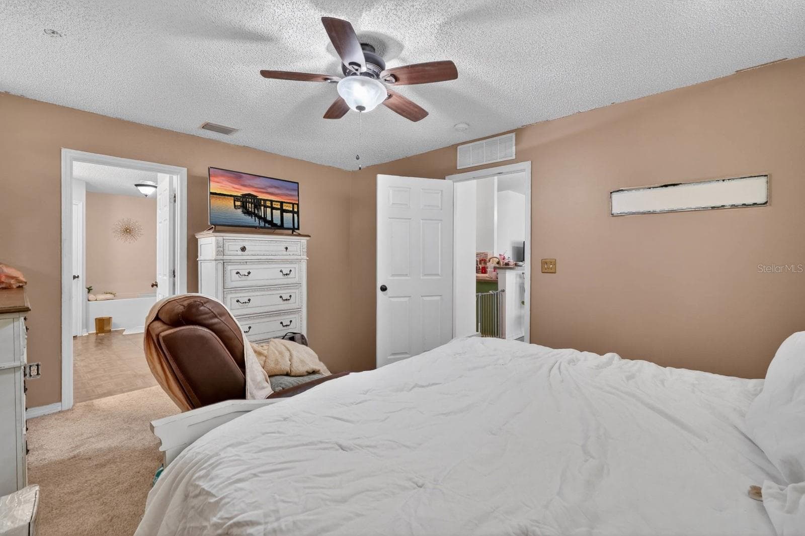 16 REGENCY DRIVE — photo 11 of 27