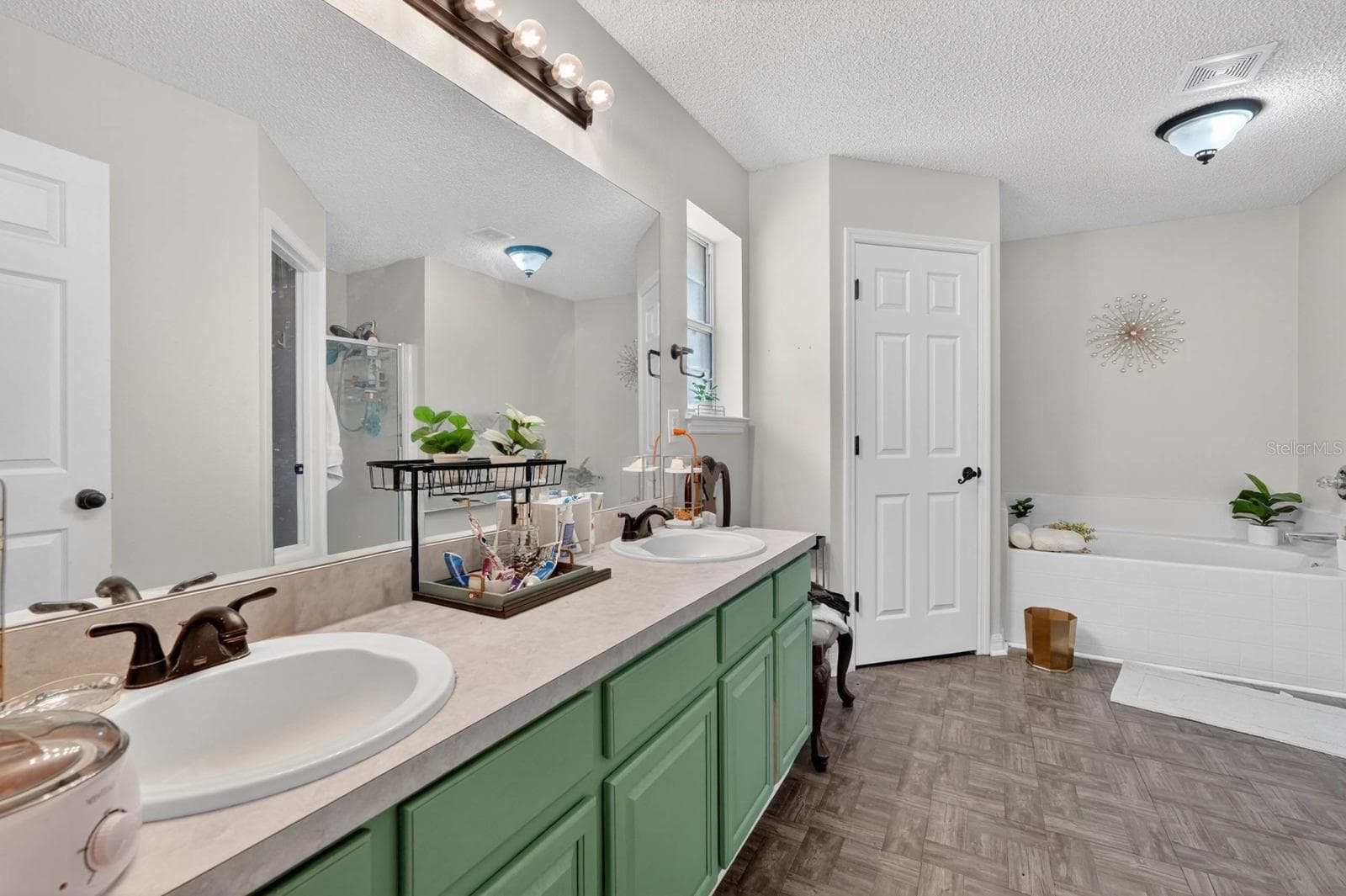 16 REGENCY DRIVE — photo 13 of 27