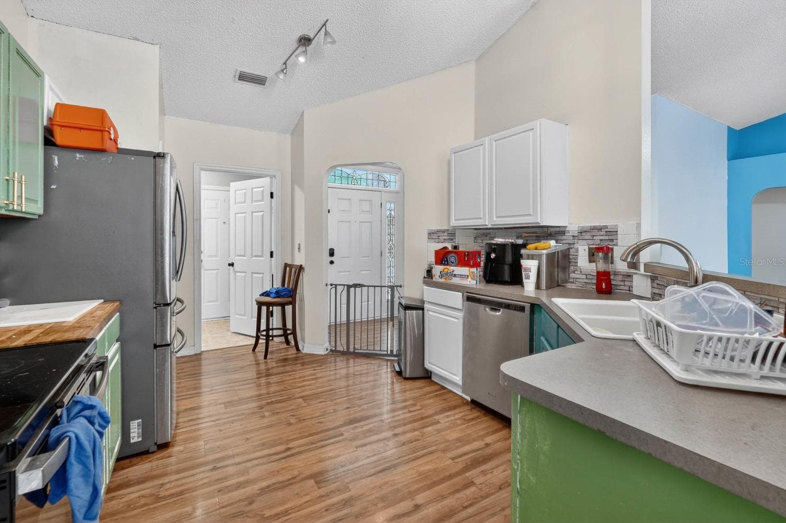 16 REGENCY DRIVE — photo 9 of 27