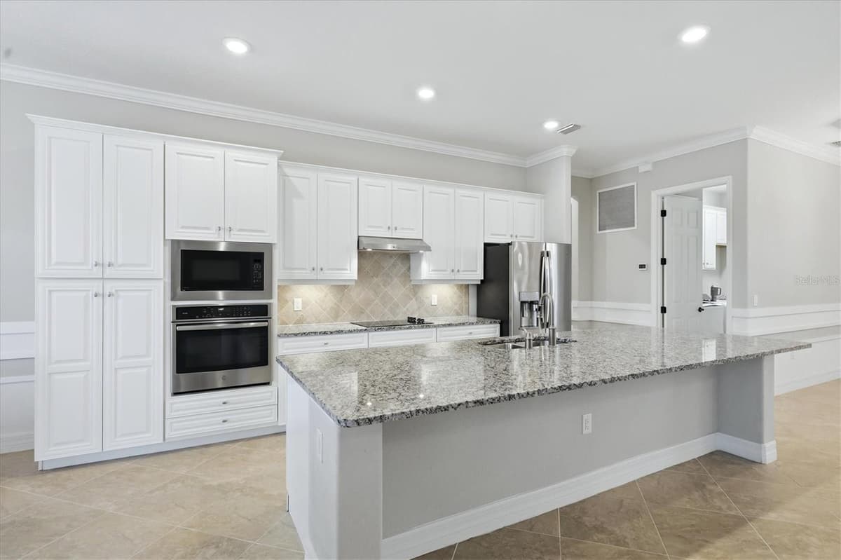 13652 CLASSICO COURT — photo 14 of 56