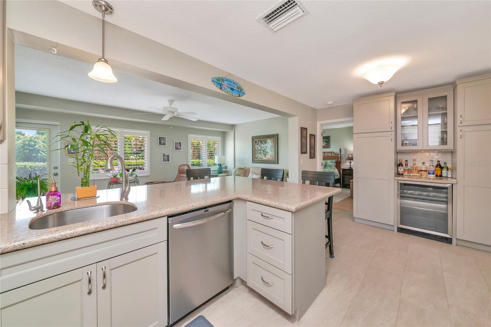 422 CIRCLEWOOD DRIVE — photo 3 of 40