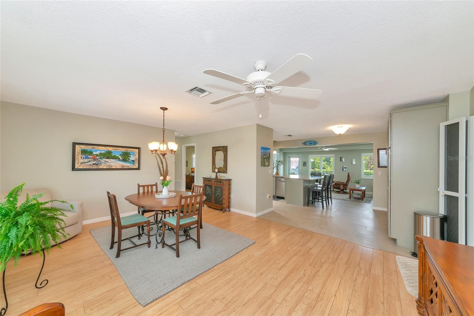 422 CIRCLEWOOD DRIVE — photo 2 of 40