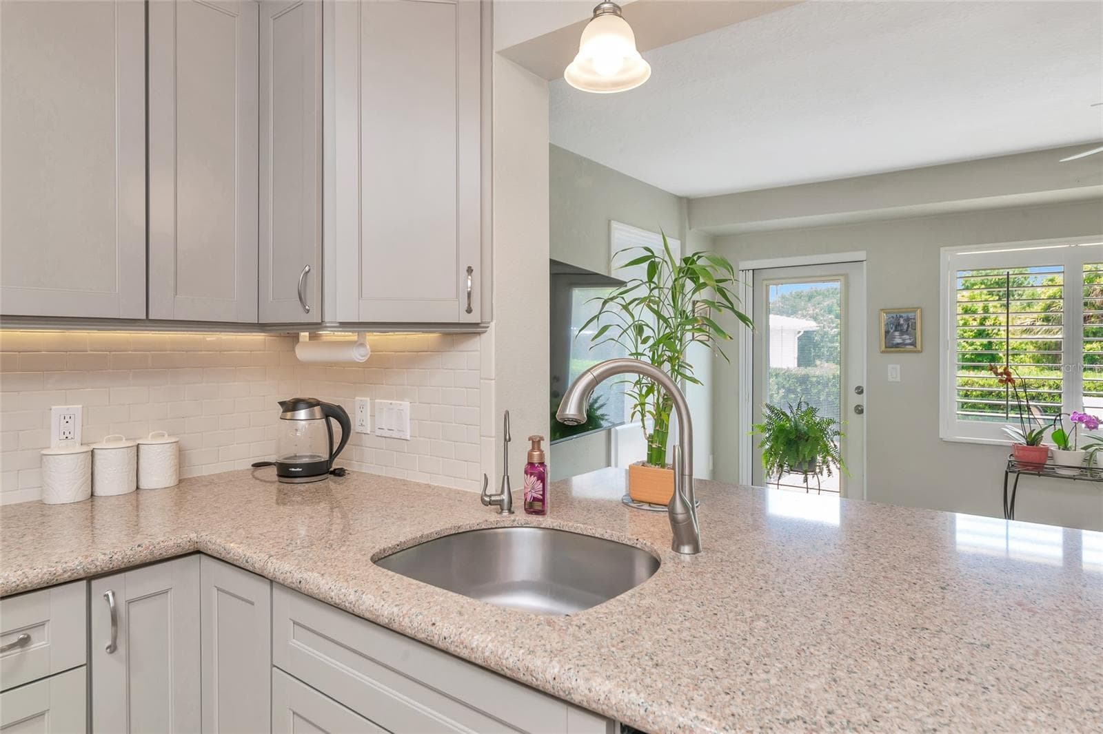 422 CIRCLEWOOD DRIVE — photo 11 of 40