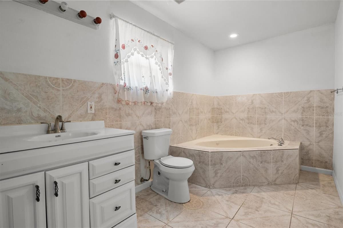 844 CHAMBERLAIN BOULEVARD — photo 17 of 38