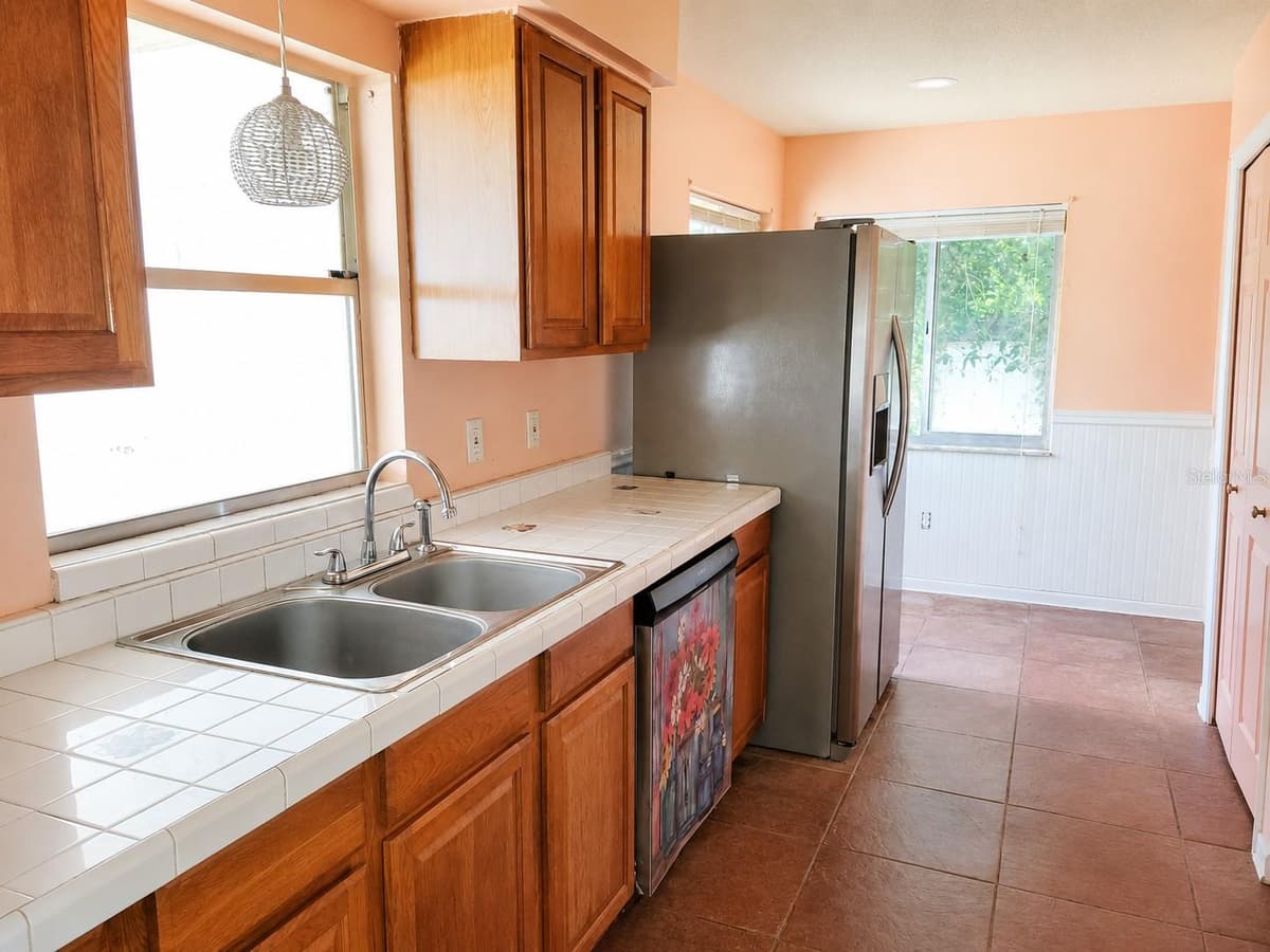 765 HIGHLAND DRIVE — photo 4 of 10