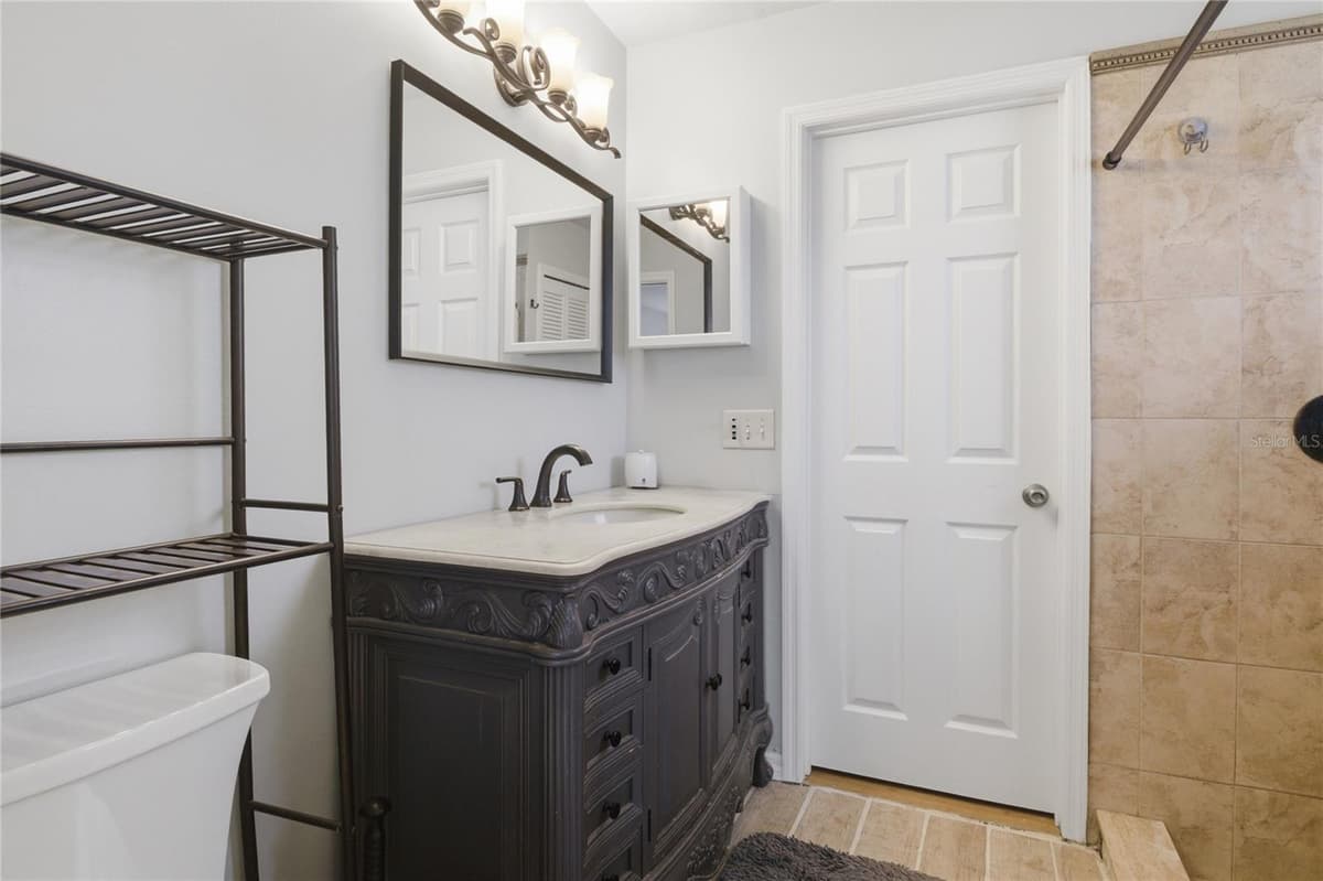 602 LAKE DRIVE — photo 15 of 28