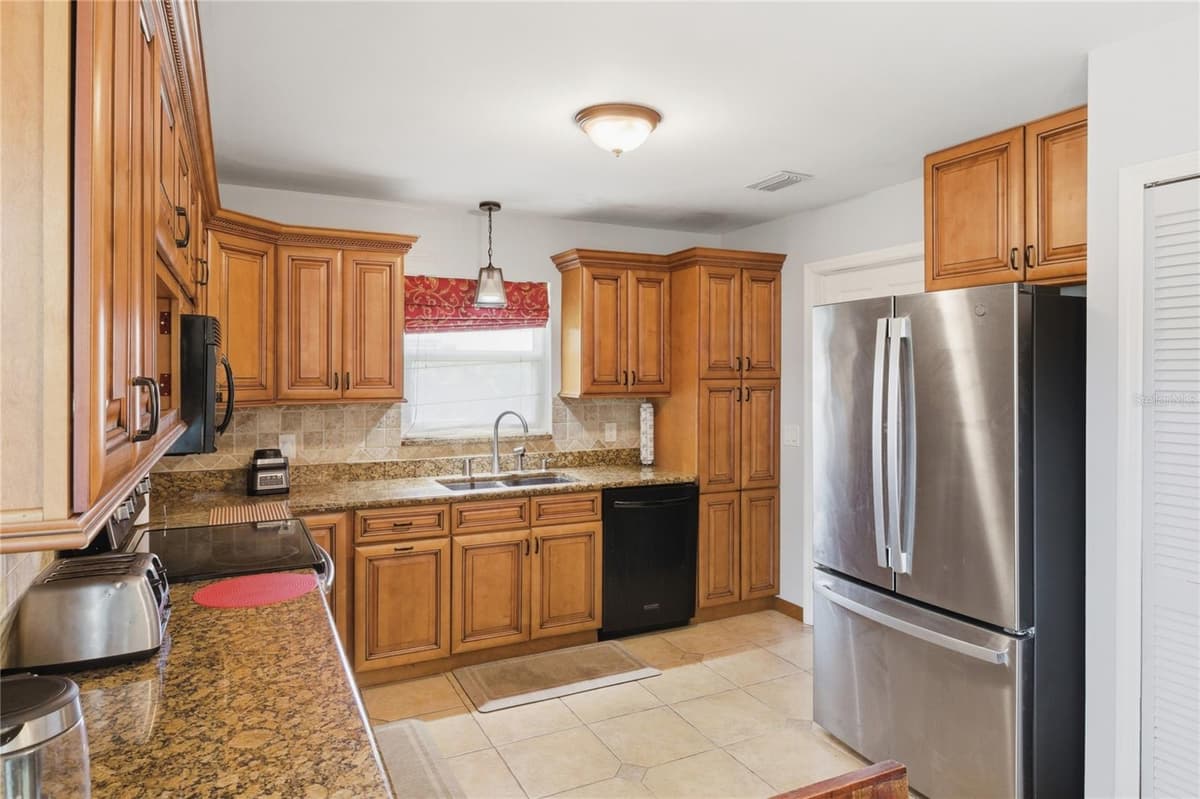 602 LAKE DRIVE — photo 8 of 28