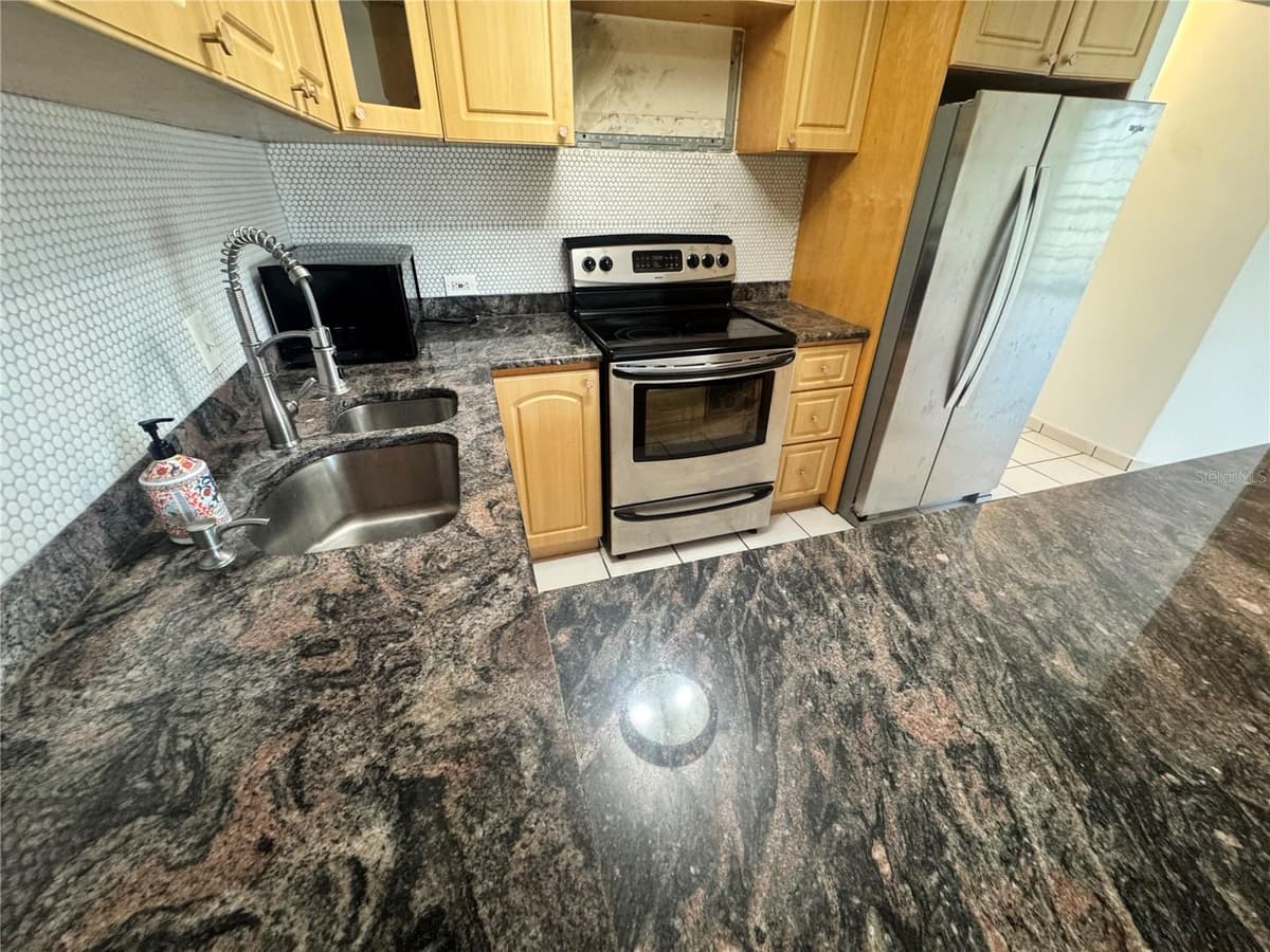 125 HARBOUR DRIVE — photo 6 of 22