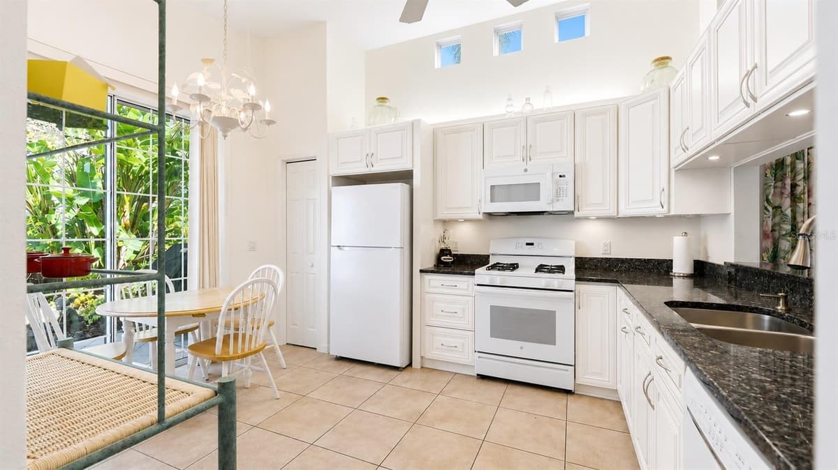 7706 WHITEBRIDGE GLEN — photo 12 of 56