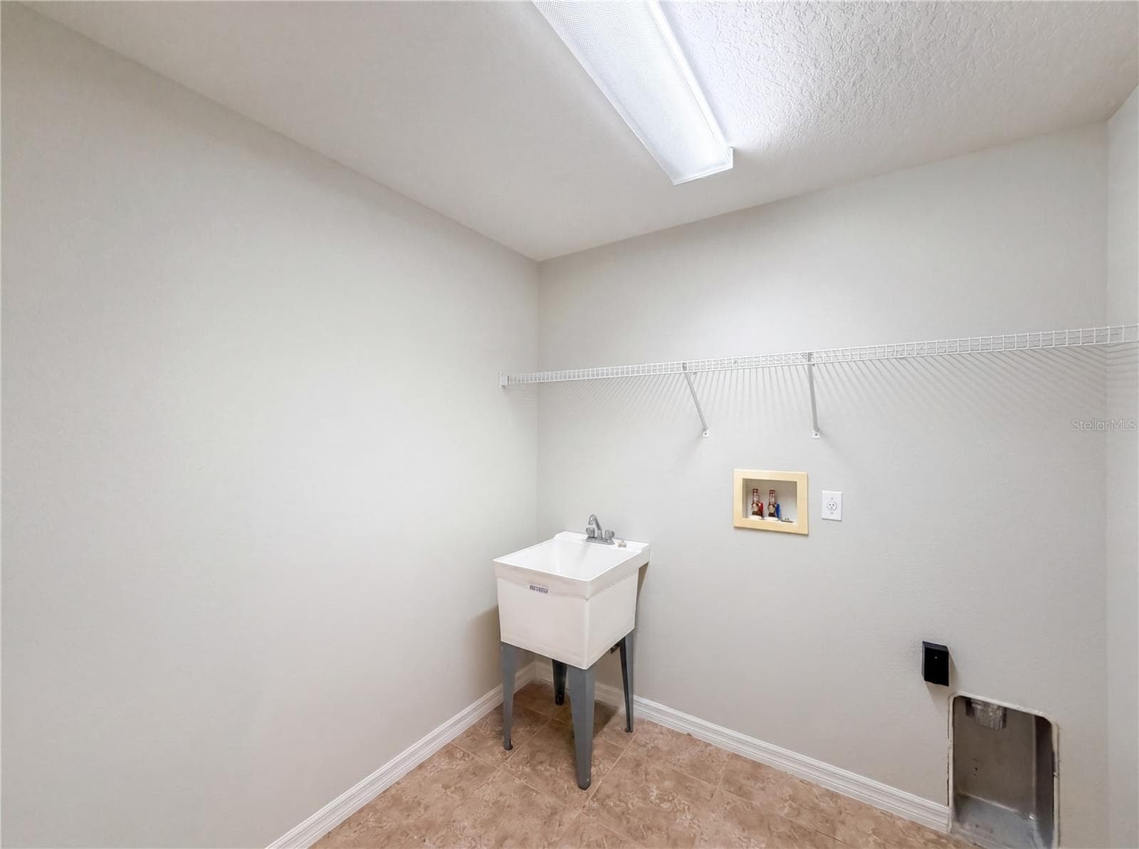 457 AMETHYST AVENUE — photo 21 of 27