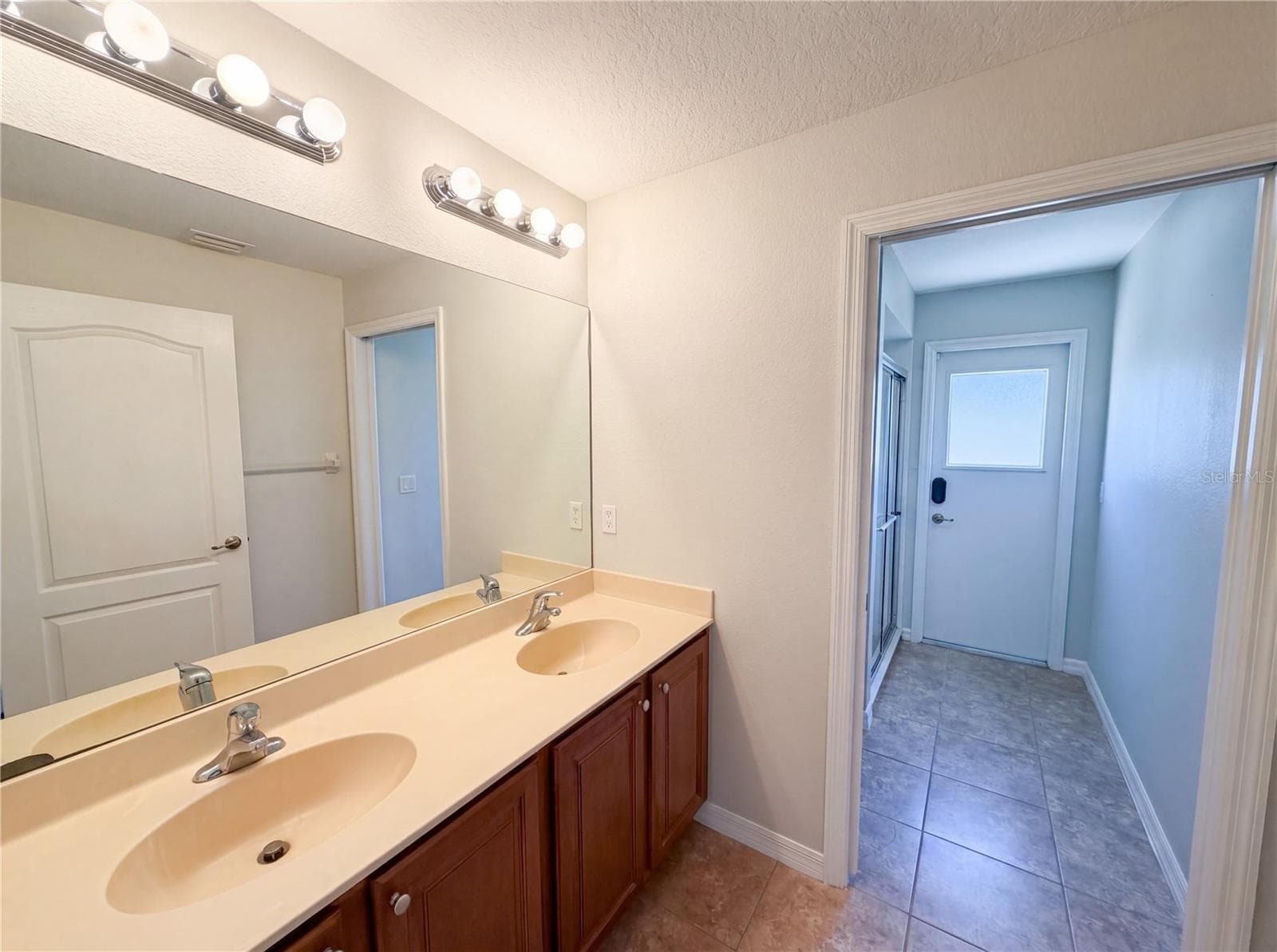 457 AMETHYST AVENUE — photo 15 of 27