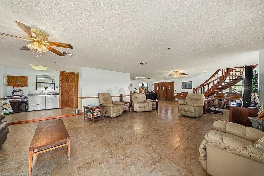 115 HEINLEY ROAD — photo 22 of 49
