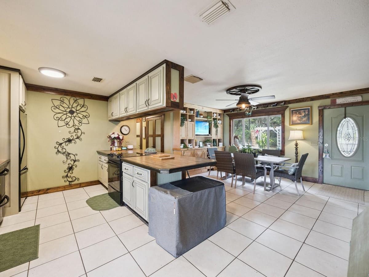 6001 MARTHAS LANE — photo 10 of 63