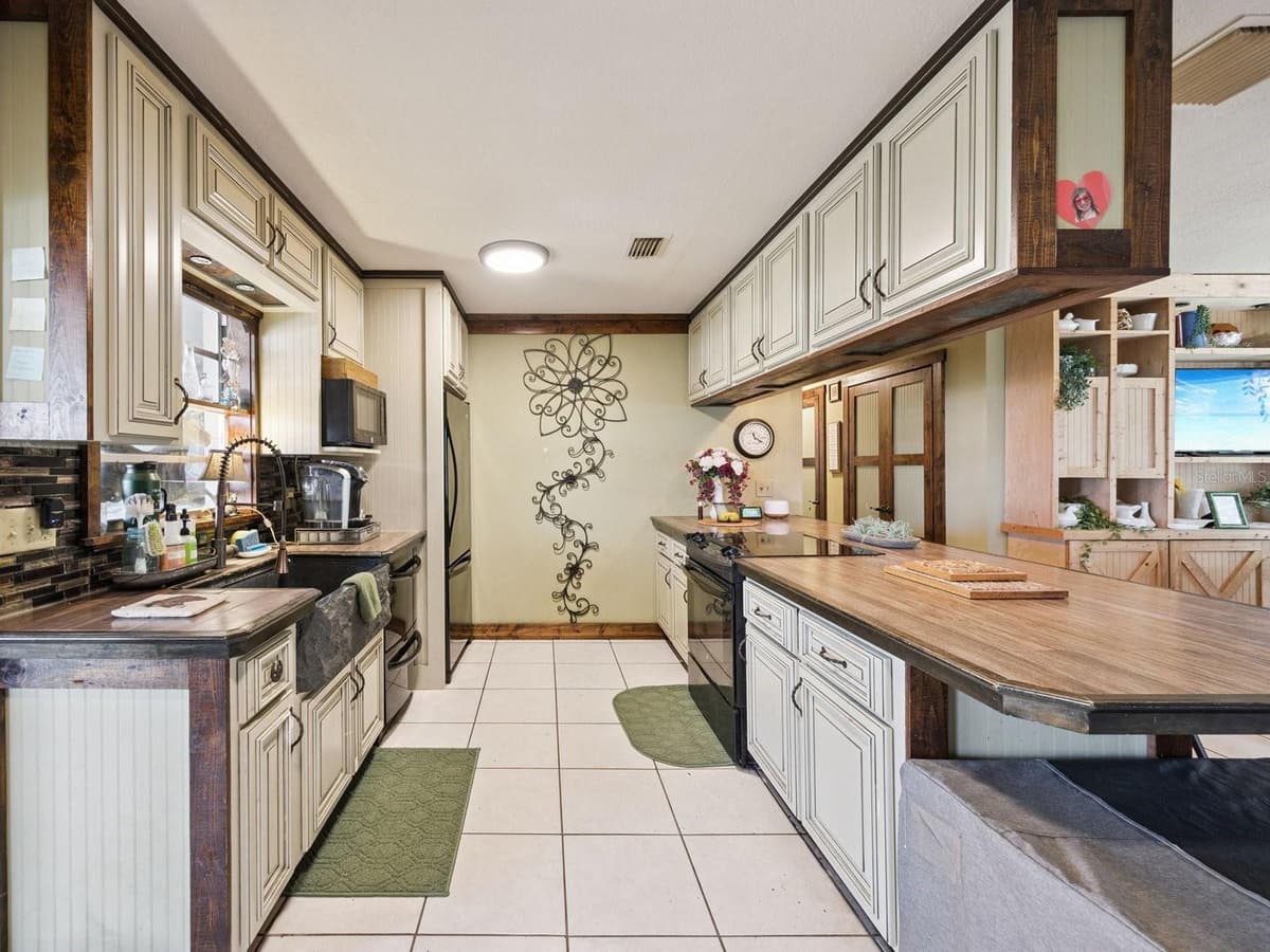 6001 MARTHAS LANE — photo 12 of 63