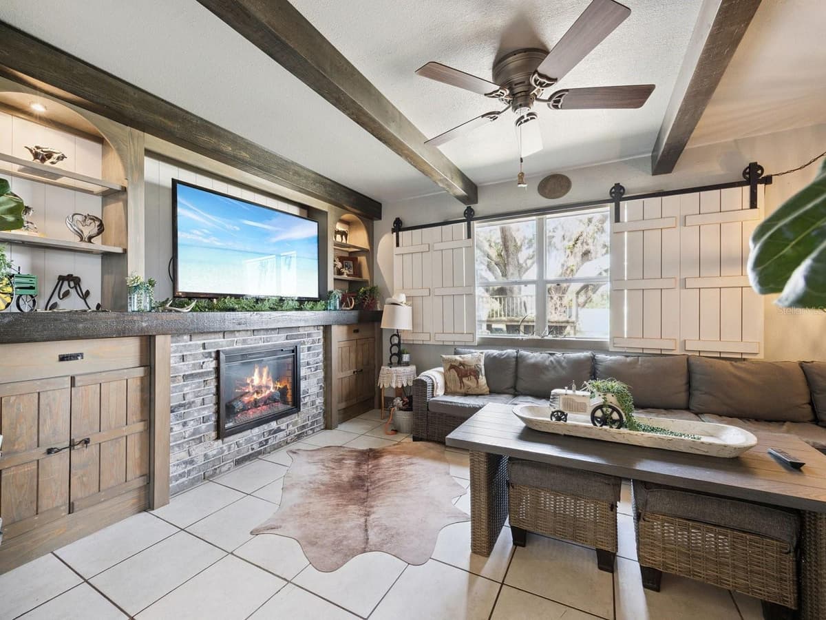 6001 MARTHAS LANE — photo 8 of 63