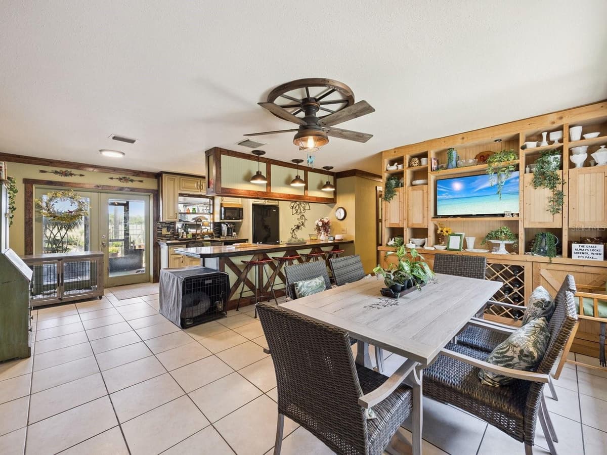 6001 MARTHAS LANE — photo 9 of 63