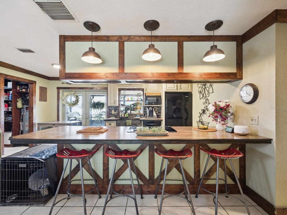 6001 MARTHAS LANE — photo 13 of 63