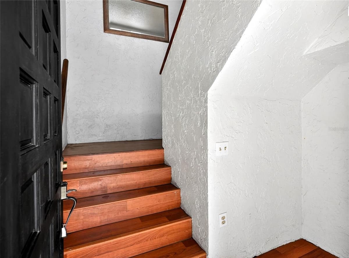 1810 VILLAGE CT — photo 11 of 55