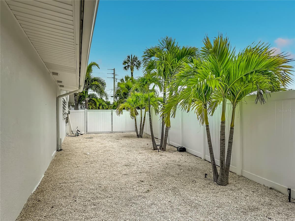 605 KEY ROYALE DRIVE — photo 15 of 98