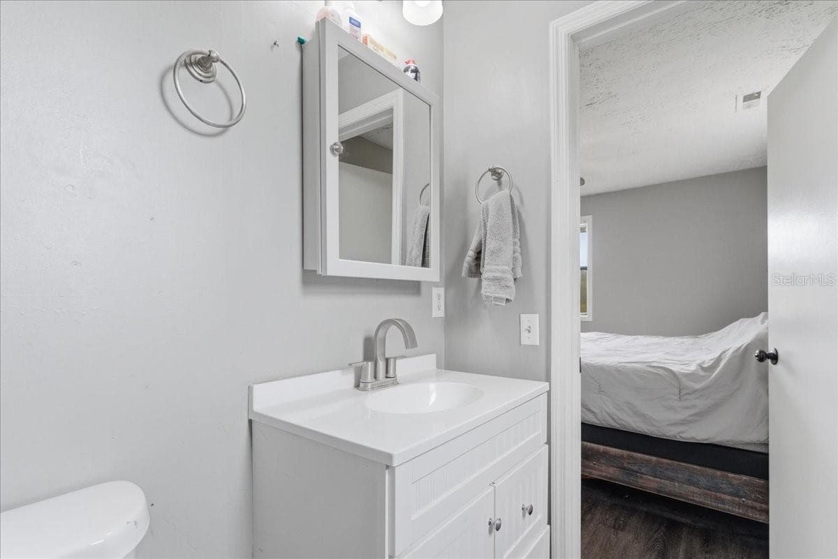 5040 RODEO DRIVE — photo 21 of 52