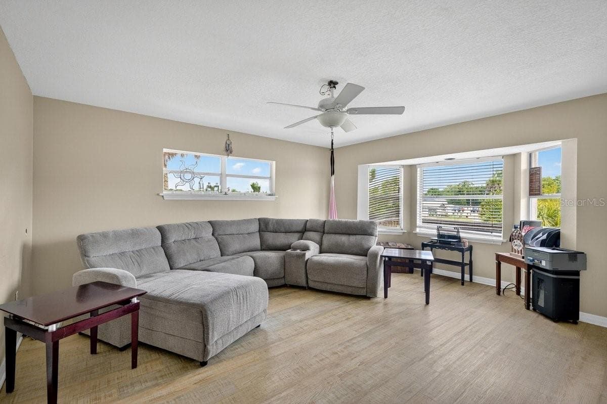 124 RANDLE AVENUE — photo 42 of 86