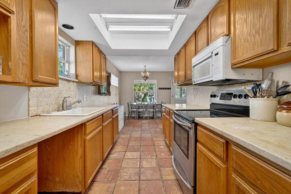 124 RANDLE AVENUE — photo 27 of 86