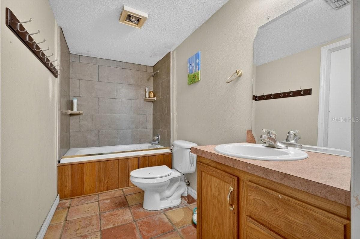124 RANDLE AVENUE — photo 33 of 86