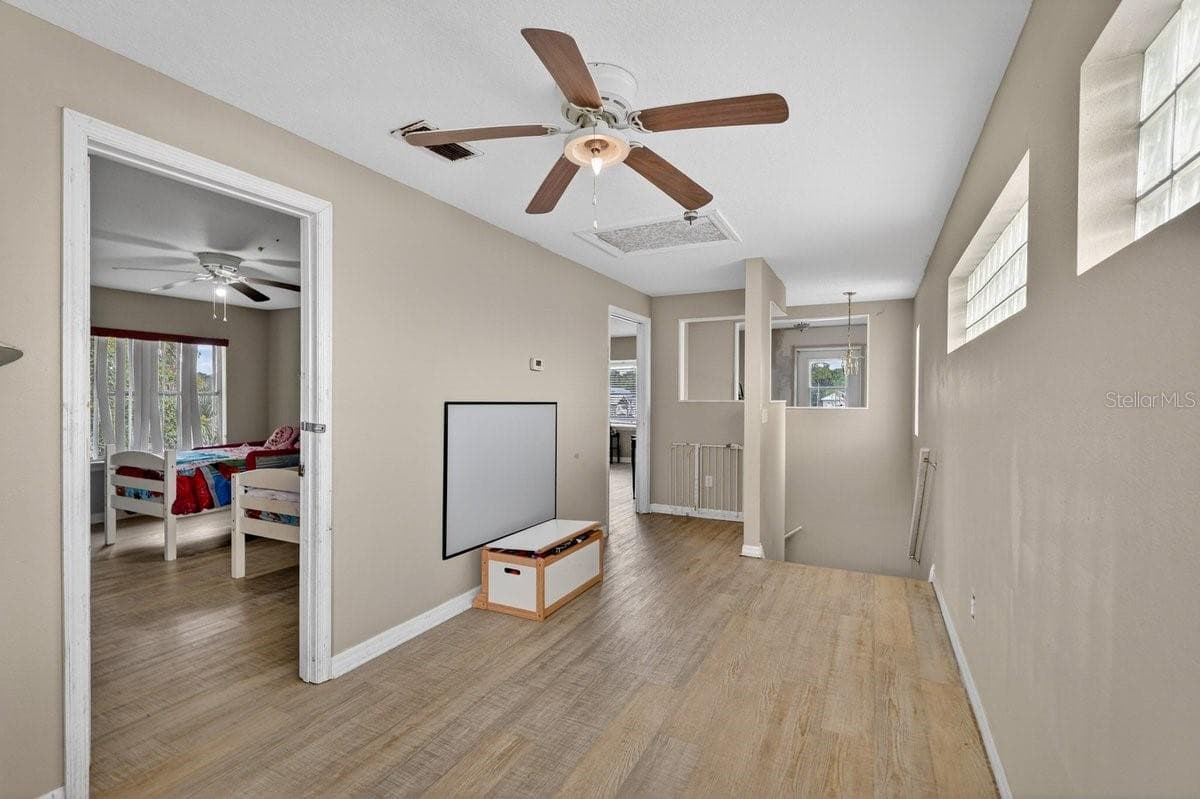 124 RANDLE AVENUE — photo 37 of 86