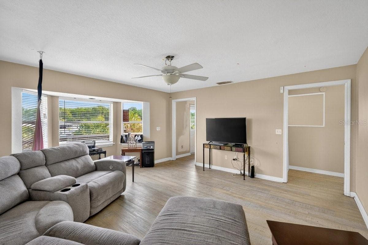 124 RANDLE AVENUE — photo 45 of 86
